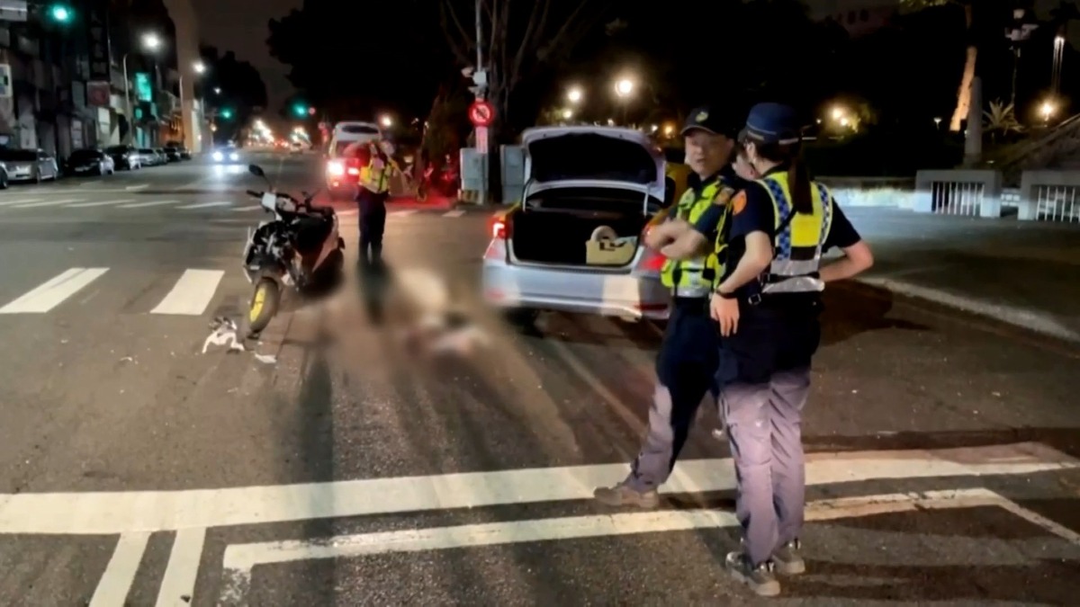 計程車迴轉擦撞機車！騎士昏迷卡車底 眾人抬車救