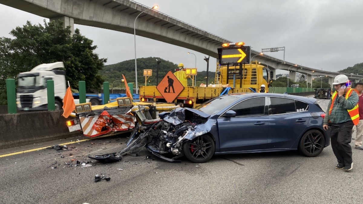 自撞緩撞車！國道1小客車車頭全毀 釀1車翻覆