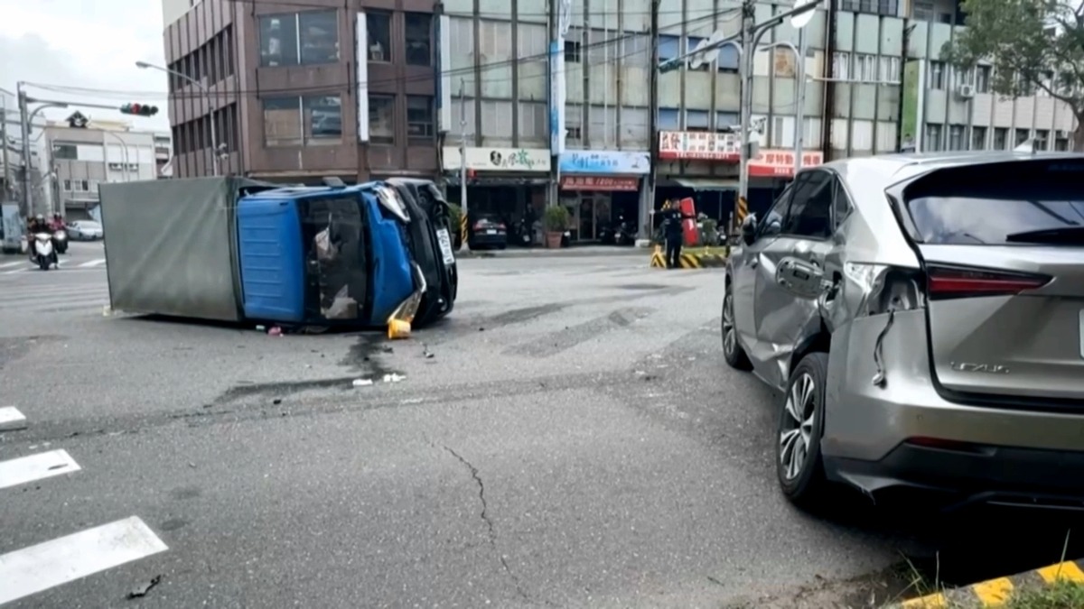 自小客慢車道鬼切左轉 小貨車煞不住撞上 2人傷