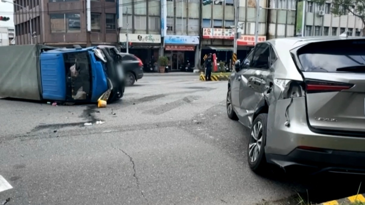 轎車違規轉彎！貨車閃避不及「攔腰撞上」2駕駛傷