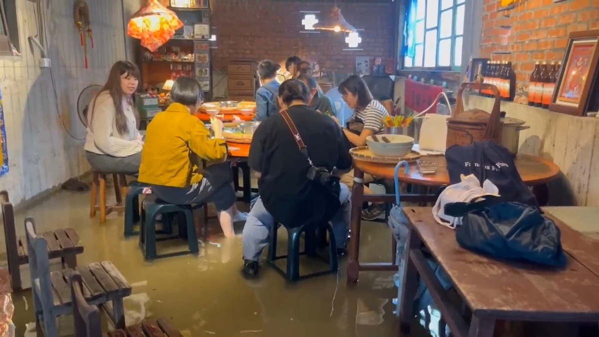 宜蘭知名鹹粥店淹水！民眾泡水吃飯成「流水席」