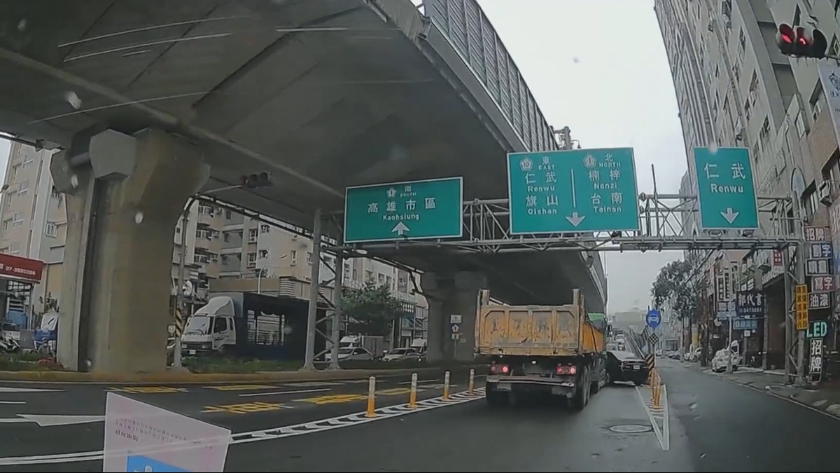 砂石車上匝道撞轎車 轎車車身凹橫著上國道