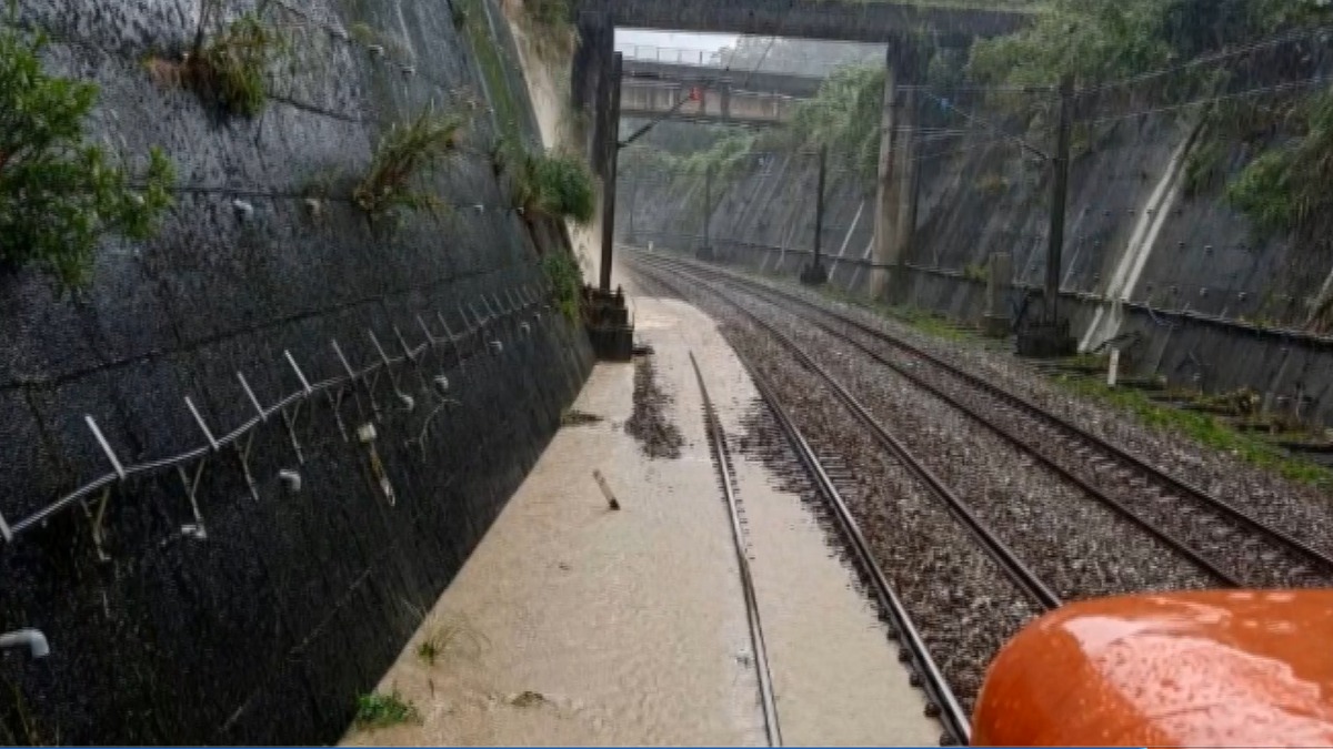 新／大雨狂炸！ 龜山-頭城軌道遭淹沒 暫單線雙向行駛