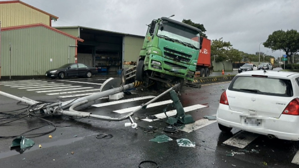 曳引車疑閃車自撞！壓斷紅綠燈 駕駛骨折送醫