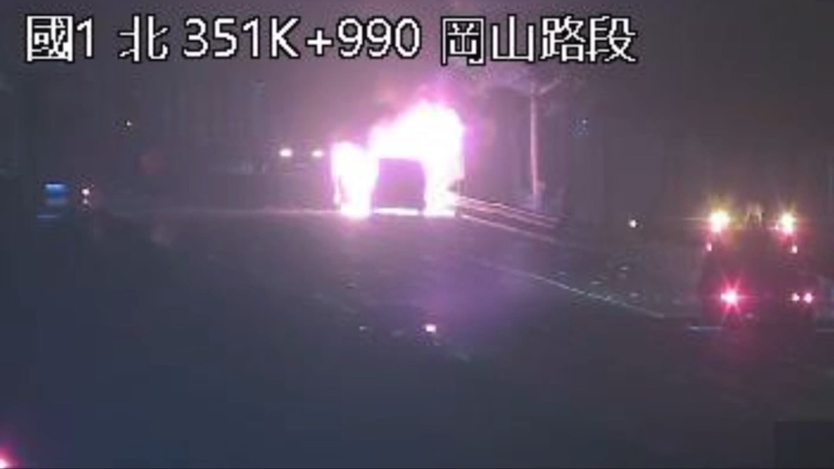 300萬休旅車國道上追撞物流車 燃大火燒個精光