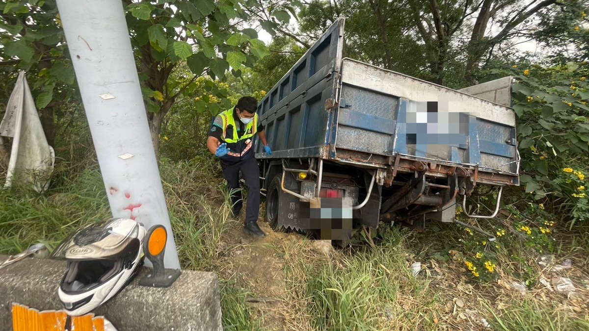 急轉彎失控？彰化貨車衝邊坡 2人一度受困