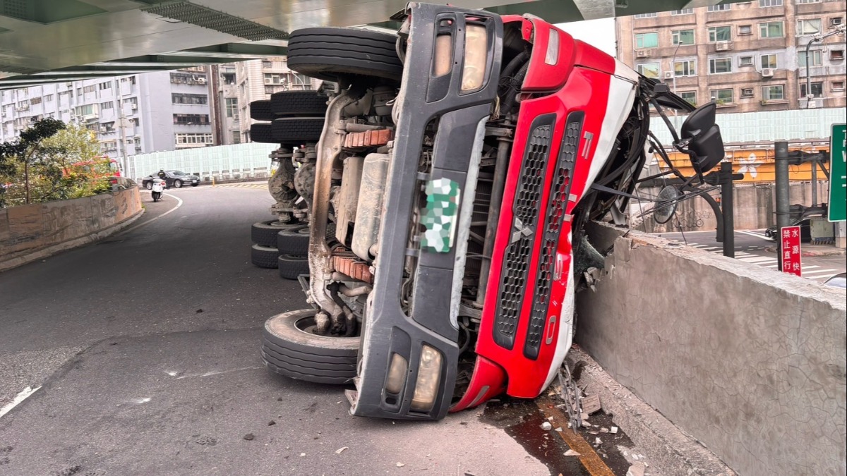 轉彎失控翻撞圍牆波及3轎車！ 北市水泥車駕駛夾困1小時送醫亡