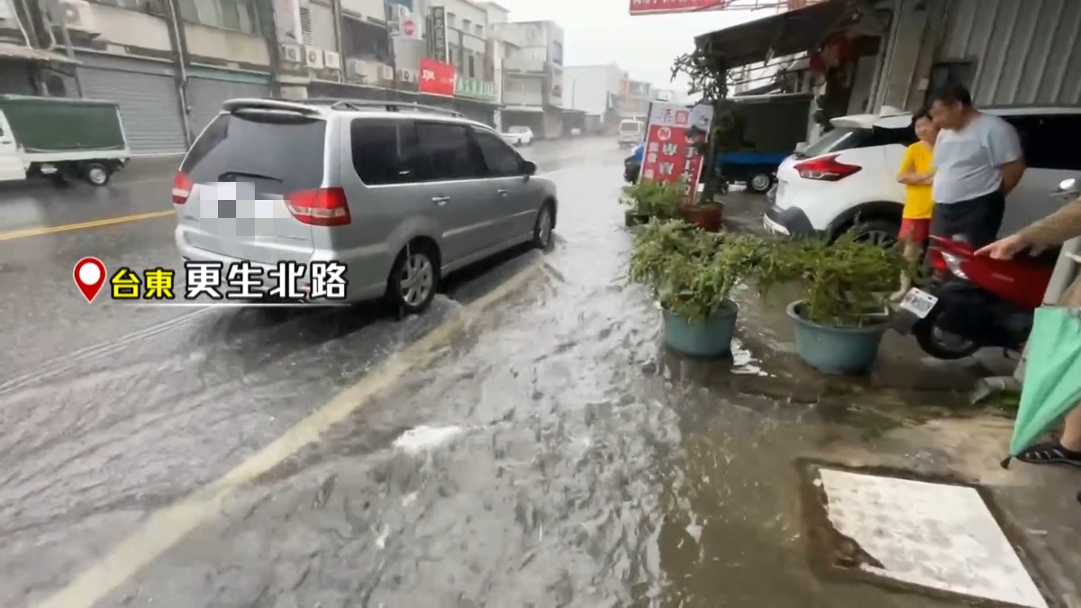 天兔颱風／雨彈開炸！台東更生北路淹成小河 居民憂：淹進家