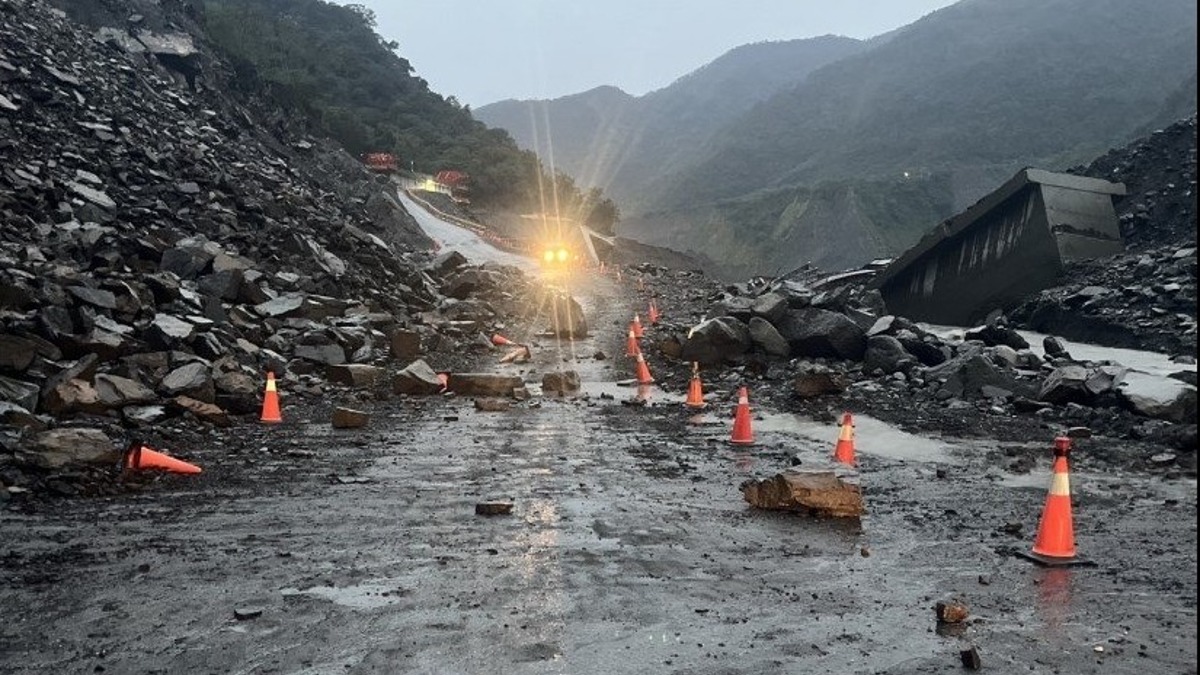 快訊／天兔挾帶大雨！落石不斷 南橫明霸克露橋便道中斷