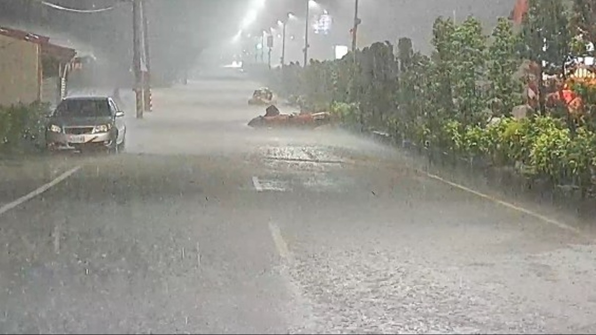 強颱萬宜挑戰今年風王！水氣飄台灣上空 連4天炸雨