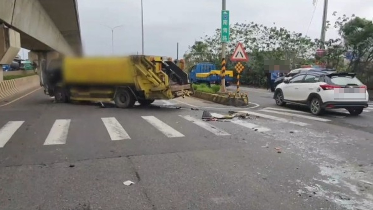 疑違規左轉！遊覽車碰撞垃圾車 前擋全碎