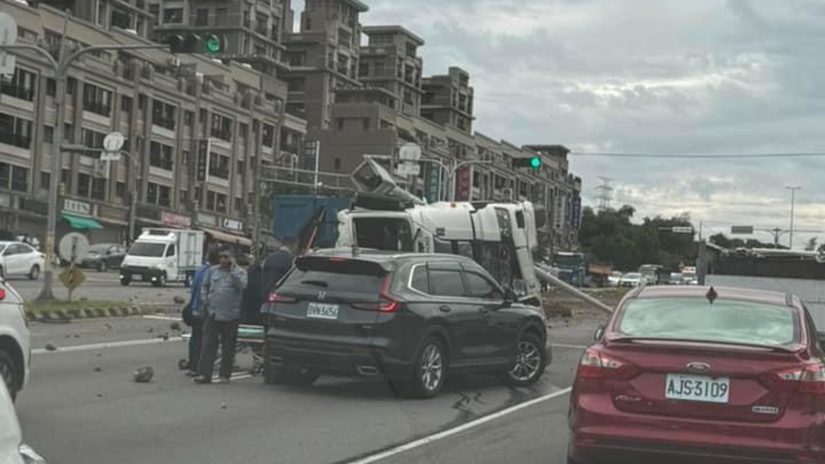 台中向上路六段 砂石車翻覆 燈架倒砸車釀3傷