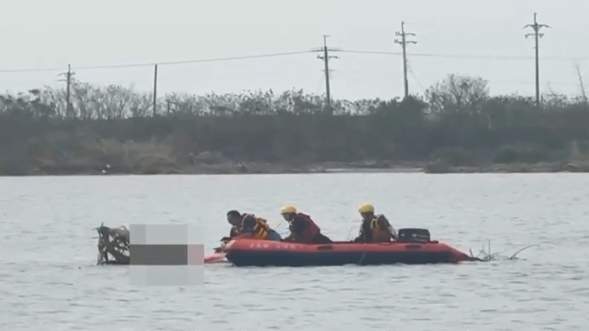 八掌溪暴漲困沙洲 男抓漂流木驚險獲救