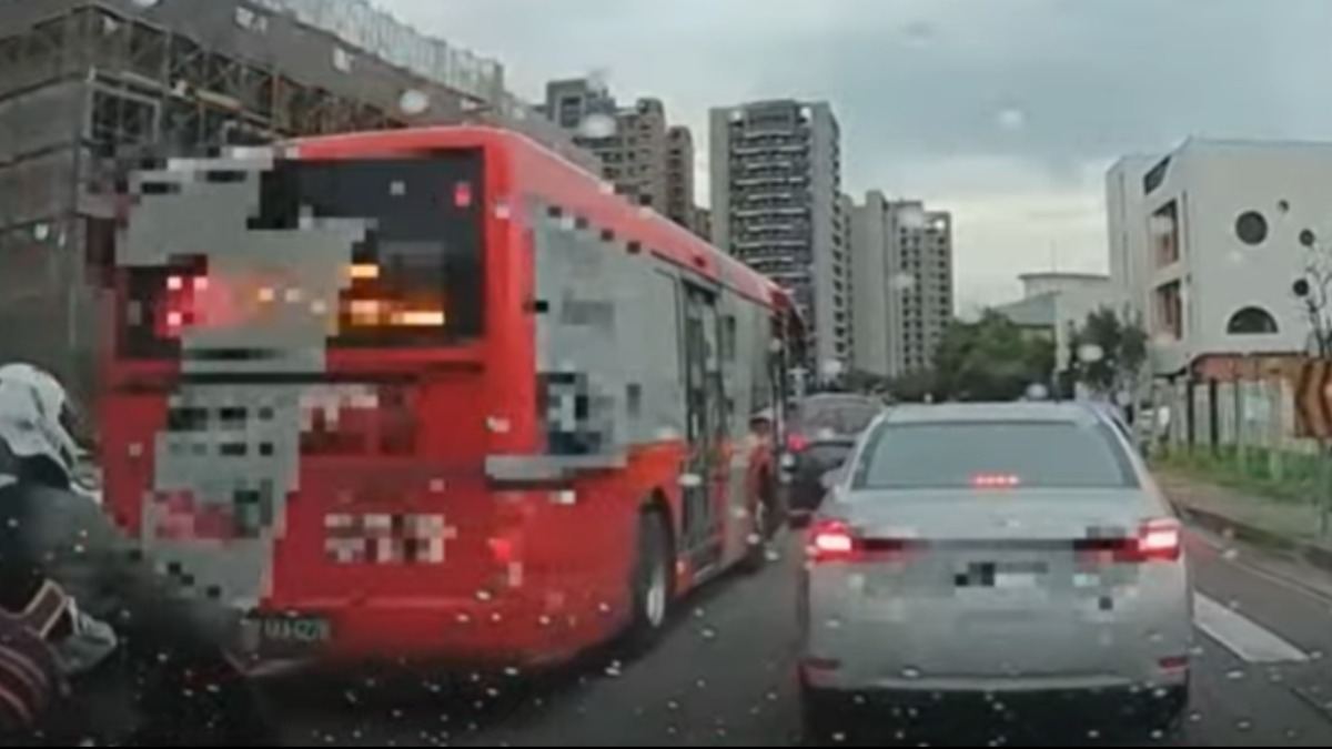 有這麼趕？公車違規跨越雙黃線 逆向超車全都錄