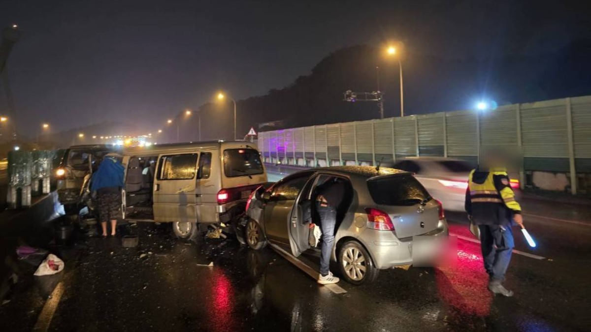 國道深夜連環撞！駕駛骨折夾困車內 搶救畫面曝光