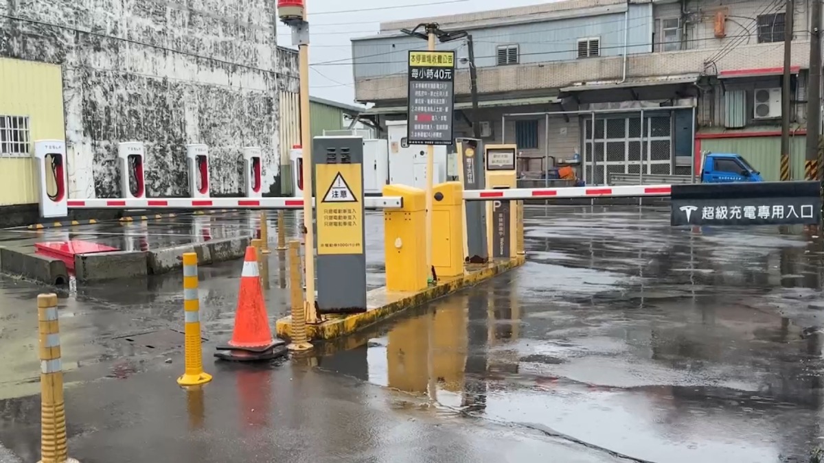 雨天太潮濕！特斯拉蘇澳超充站感應不良 車主困半小時