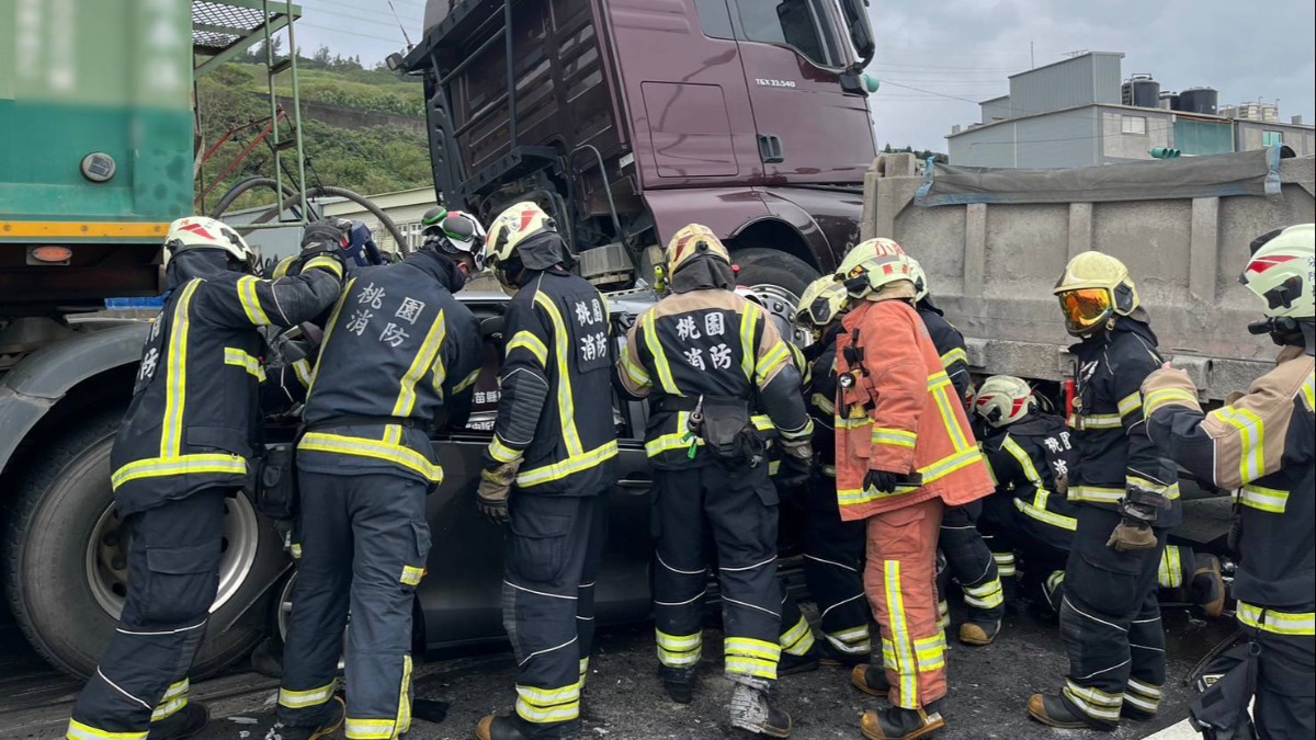 林口台61重大車禍！轎車慘被2砂石車夾殺 駕駛命危