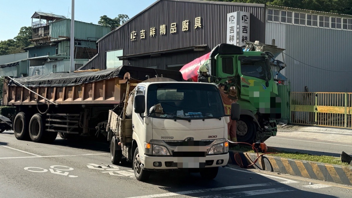 八里聯結車失控衝對向！連撞貨車、水泥車 雙向1車道受阻