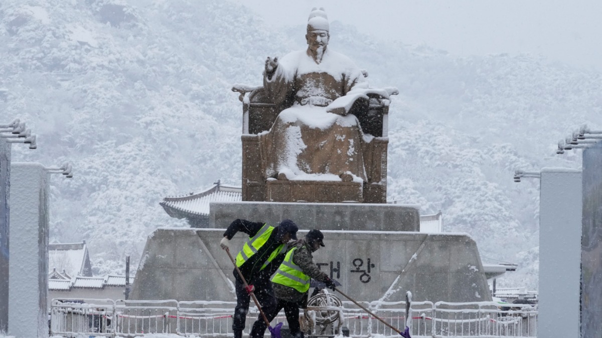 首爾百年最強大雪！逾200航班停飛 交警慘被公車撞死