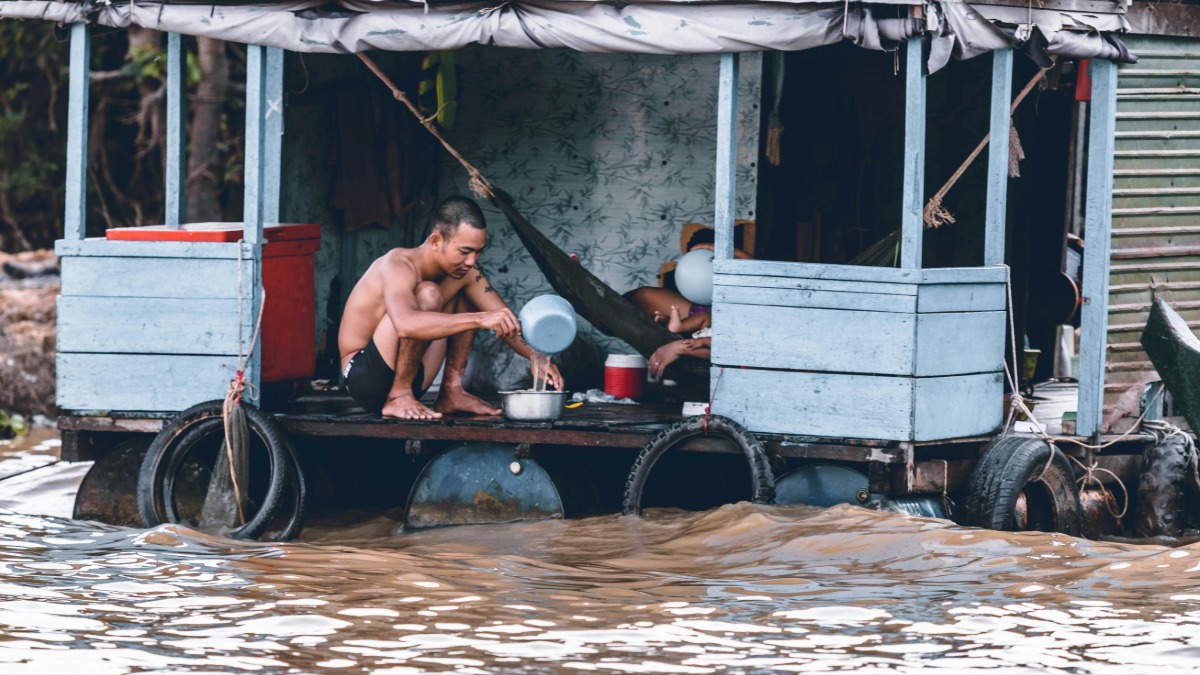 泰國南部暴雨肆虐 洪水吞沒民宅癱瘓道路