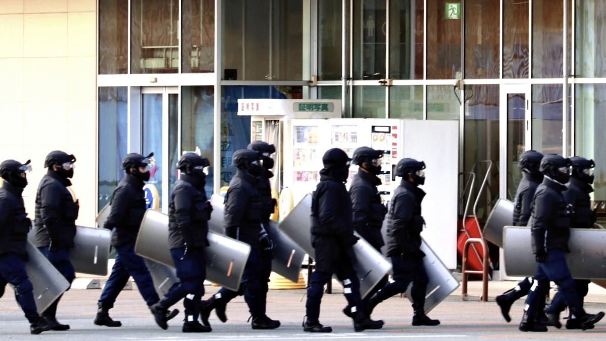 影／日超市遭熊闖入！掃蕩肉舖36小時 警持盾牌成功捕獲