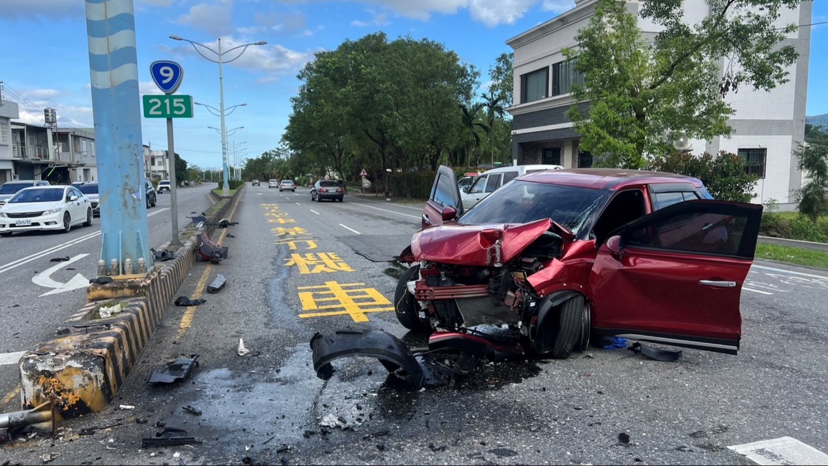 死亡車禍！花蓮自小客車自撞分隔島 車頭全毀釀1死