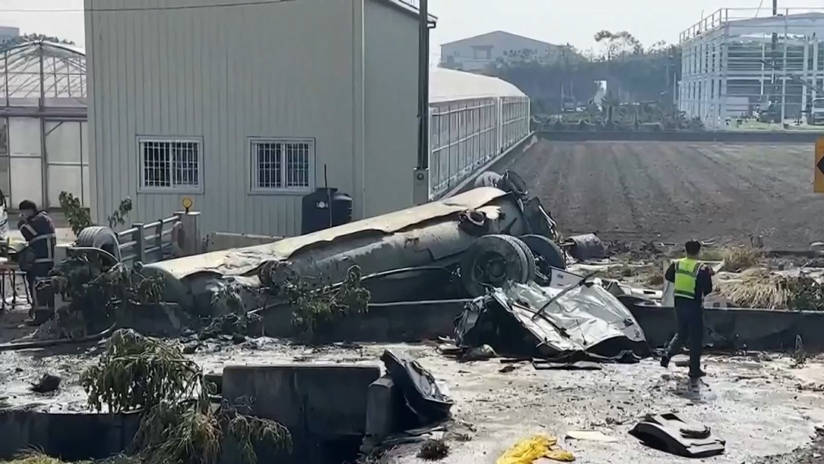 國1油罐車突翻落邊坡 車體支離破碎駕駛噴飛