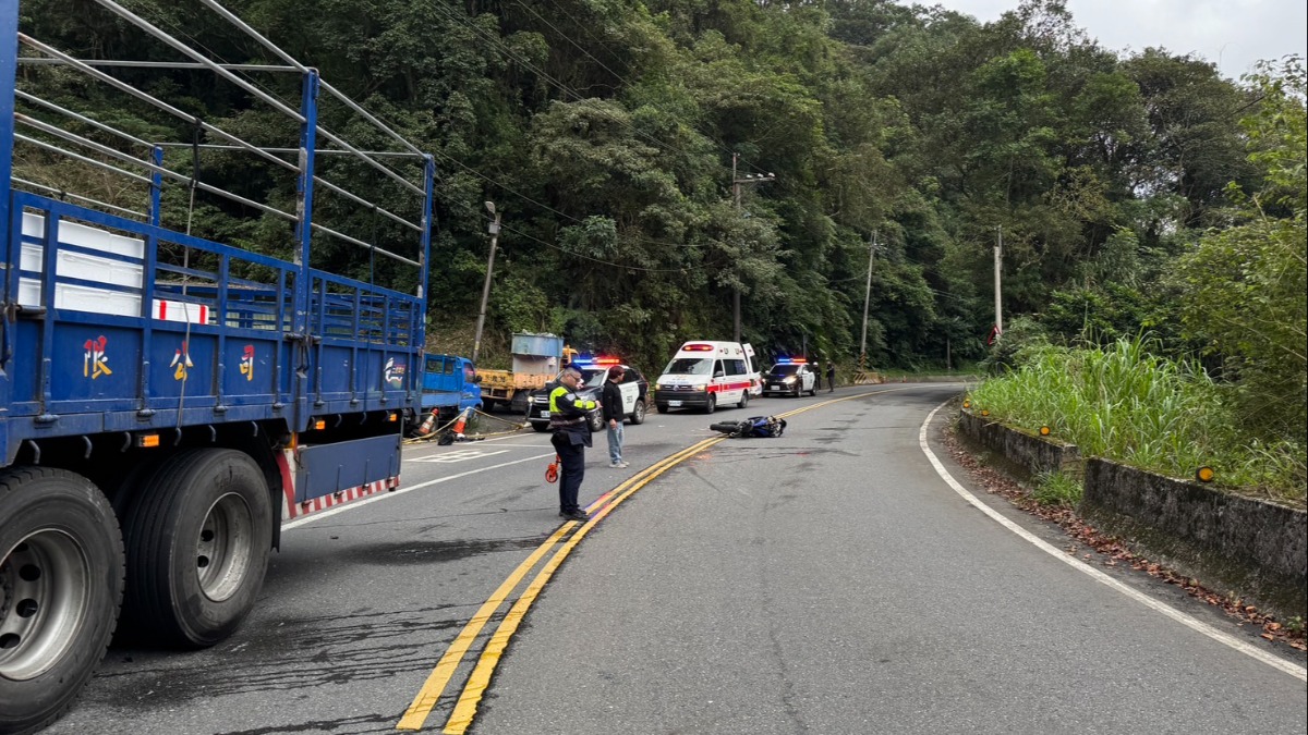 19歲騎士北宜公路自摔噴對向 遭貨車輾過命危