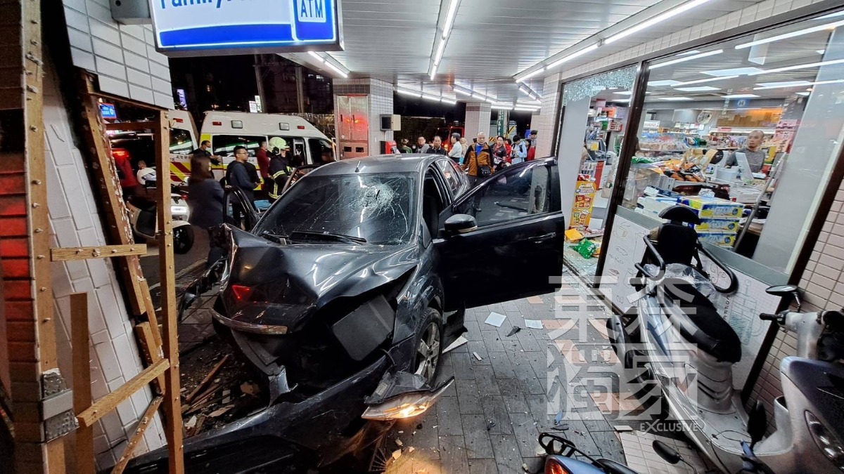 獨家／轎車失控撞騎樓！超商玻璃碎一地 1人送醫