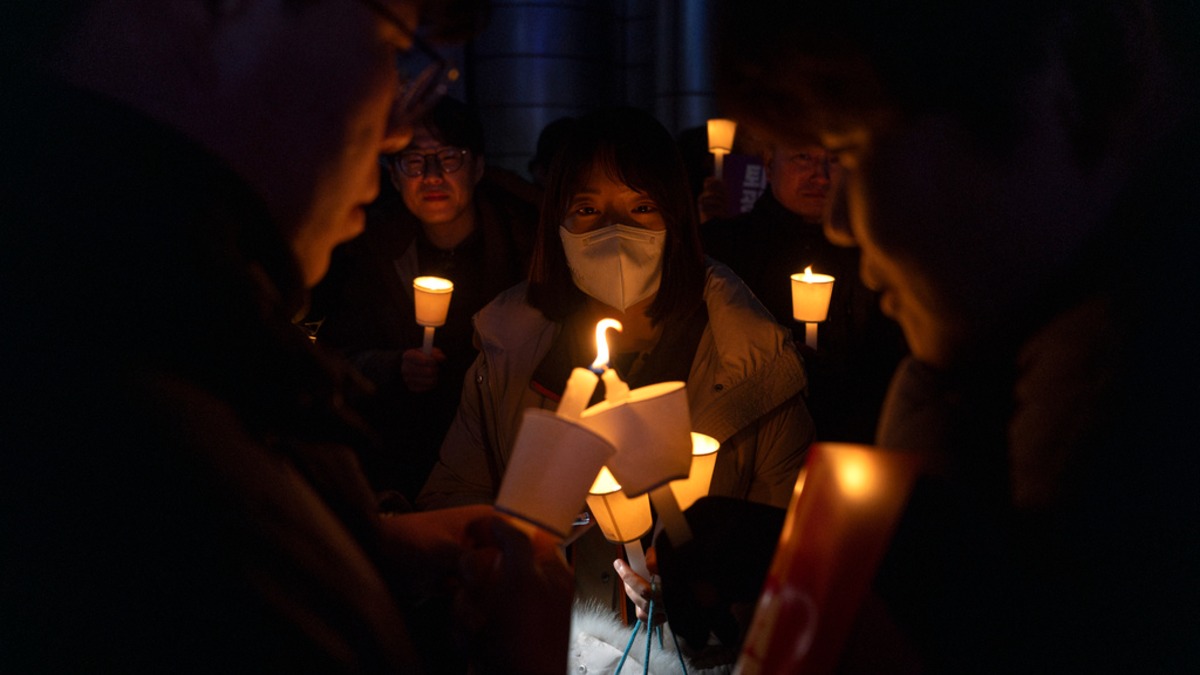 尹錫悅戒嚴令引爆怒火 東森直擊群眾入夜死守國會外