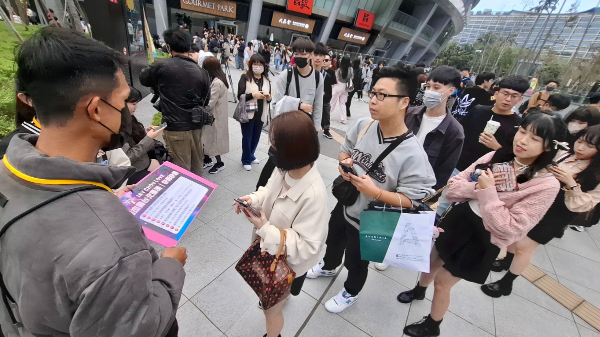 直擊大巨蛋排隊人潮！杰倫粉辦問答送禮 500份半小時搶光