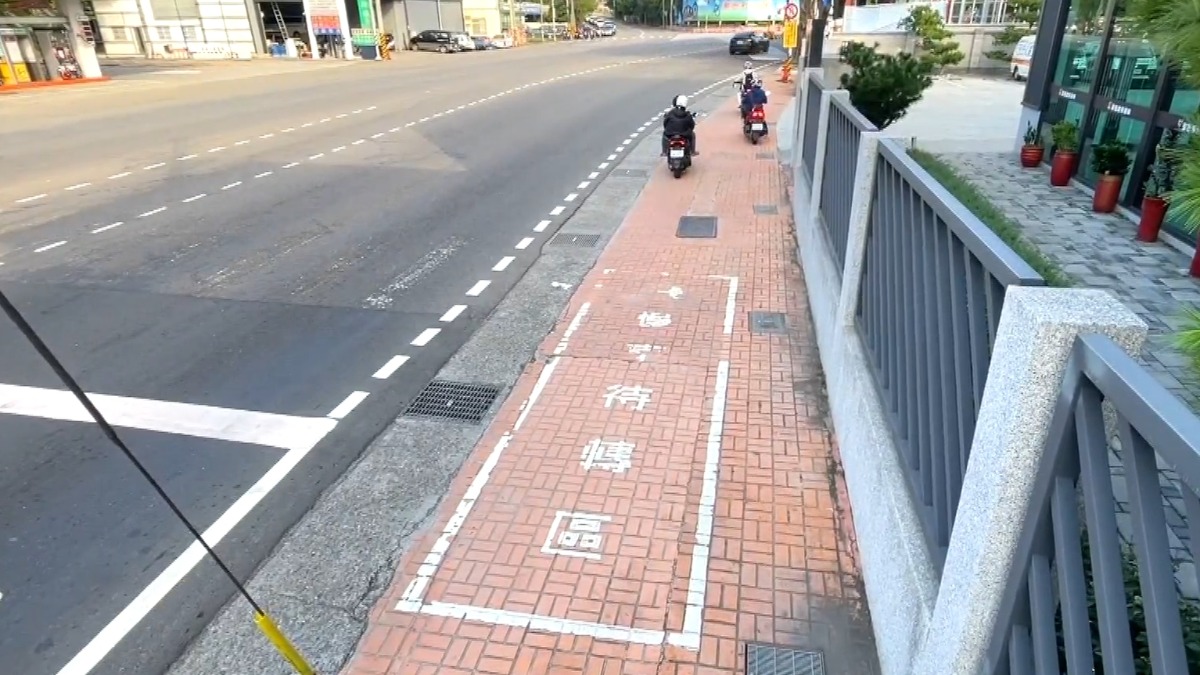 獨家／騎去撞人？台三線豐勢路「機車待轉區」竟在人行道