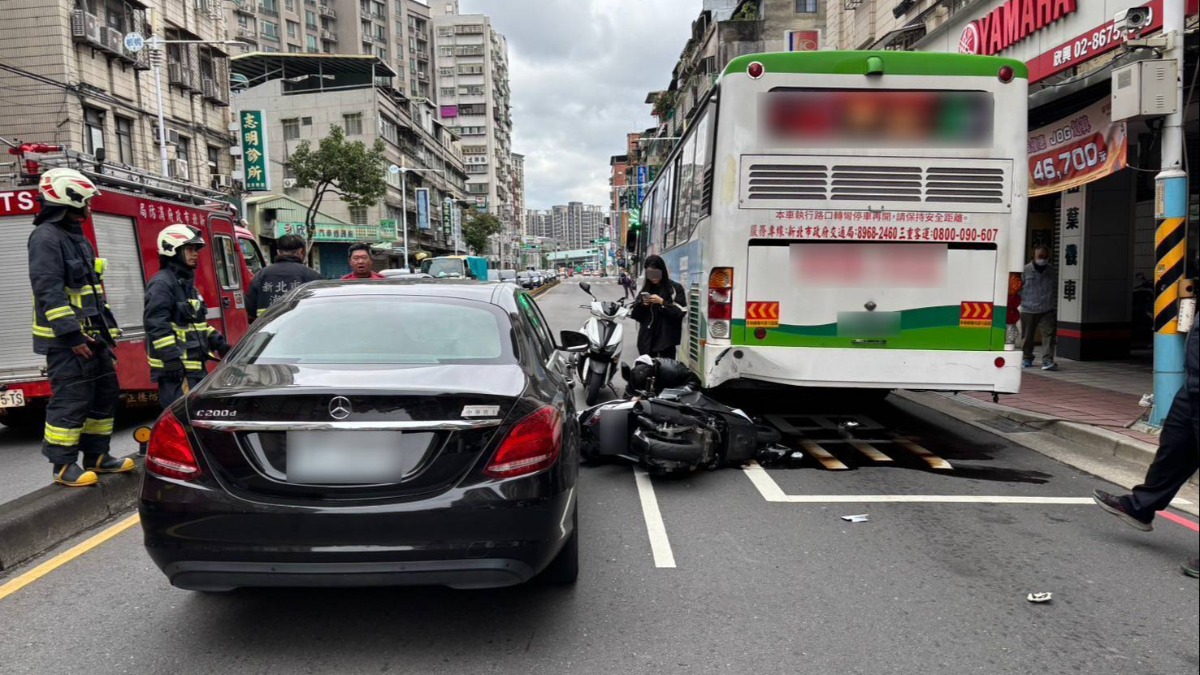 18歲騎士撞公車！釀3車連撞全身傷 警揪無照