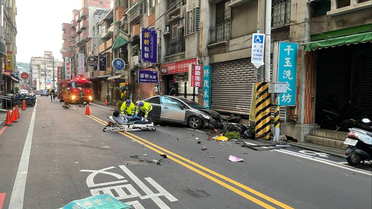 小客車偏離詭撞 毀瓦斯管線釀外洩！緊急封鎖