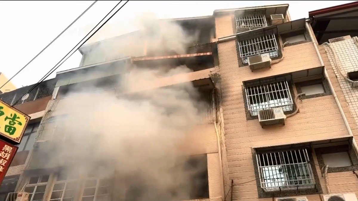 民宅冒明火濃煙 自助餐店人員提滅火器救人