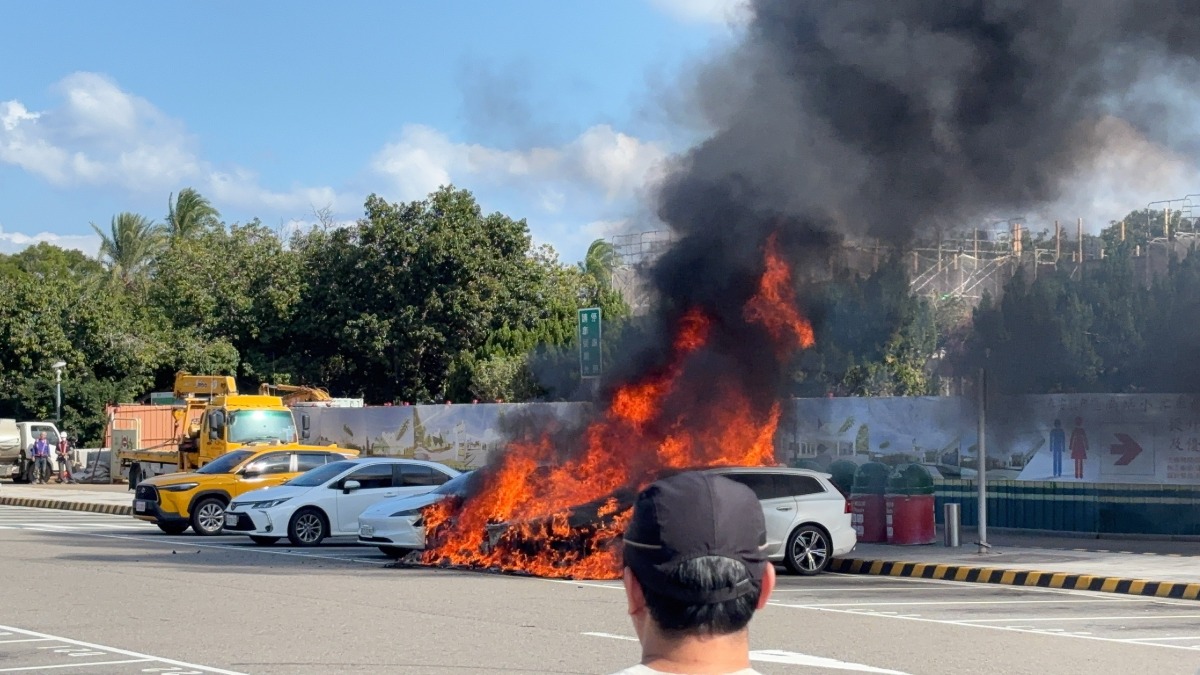 新／國道泰安服務區火燒車 3車受損幸無人傷