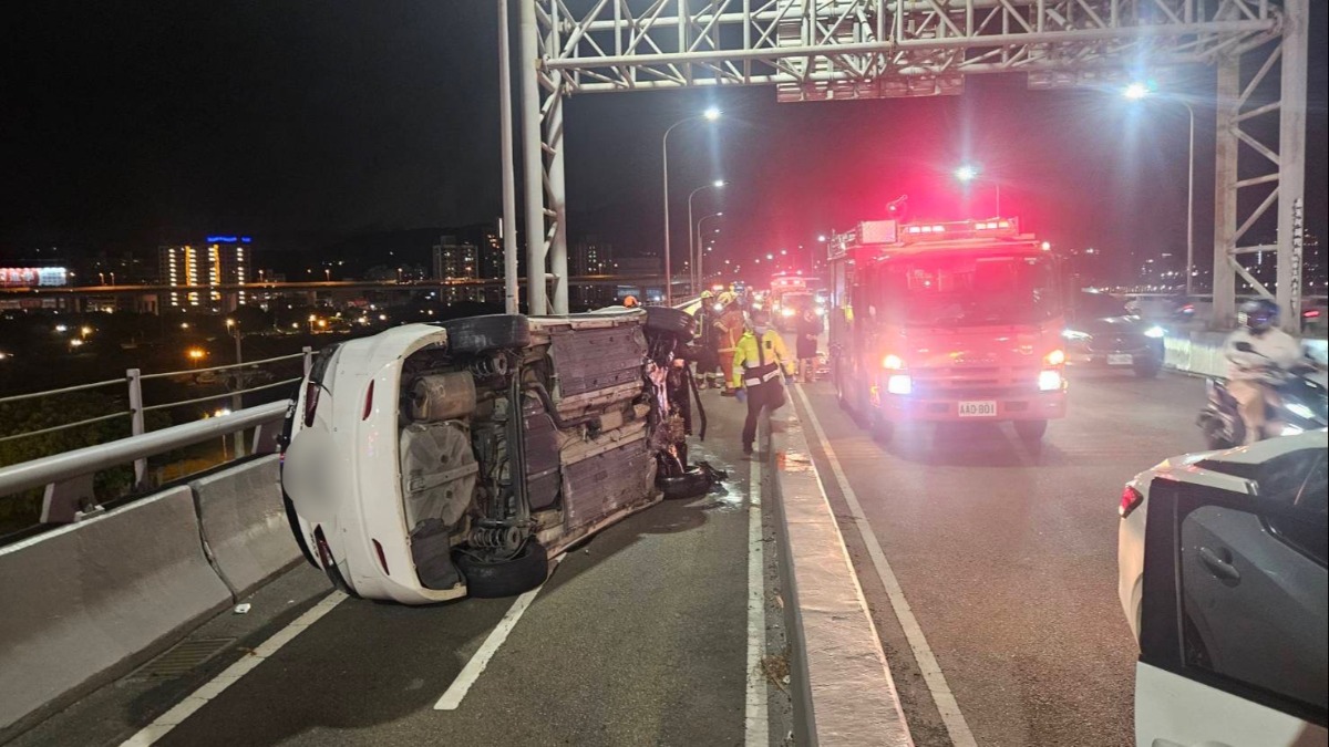 不是競速！轎車成蘆橋側翻機車道畫面曝光 車主認：距離沒算好