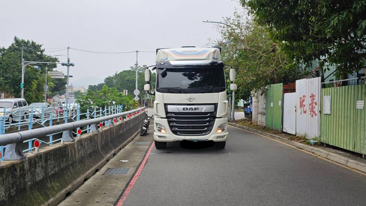 聯結車擦撞電動車 女捲車下頭遭輾亡！現場畫面曝