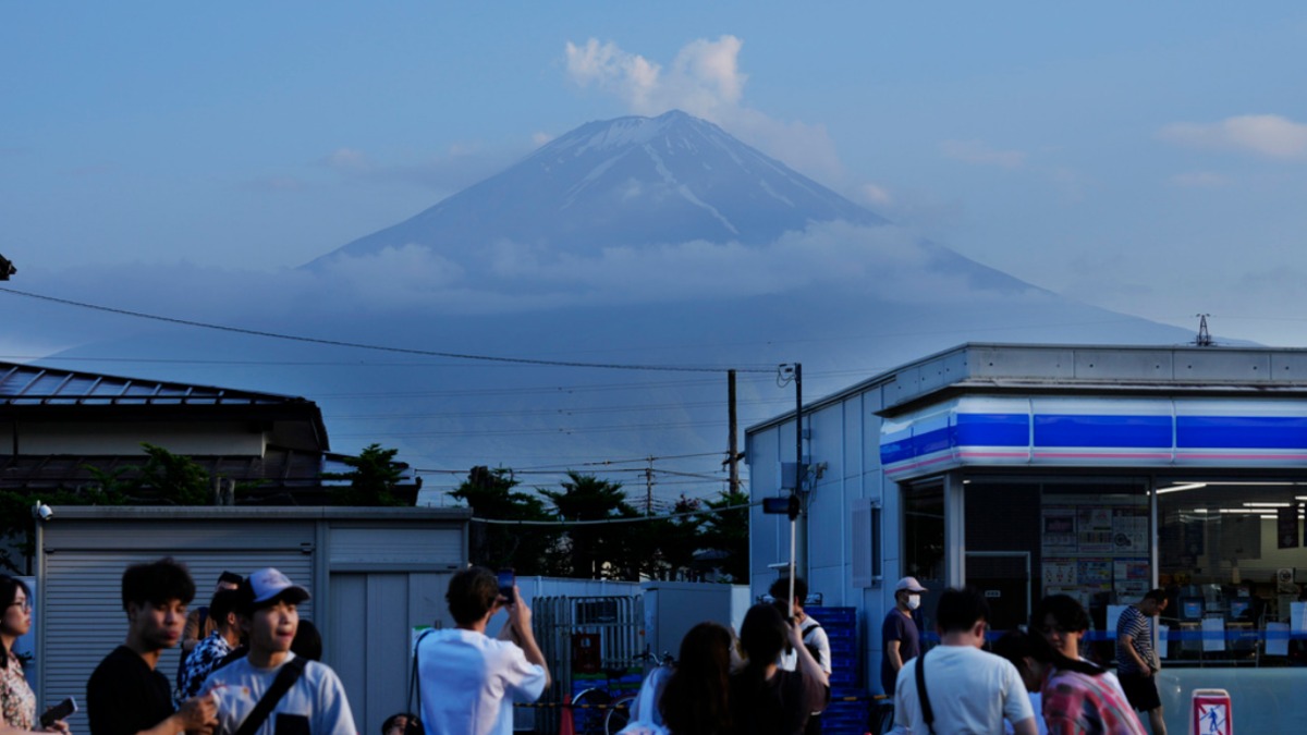 防遊客穿越馬路只為拍富士山 日公所再出招「設欄杆」