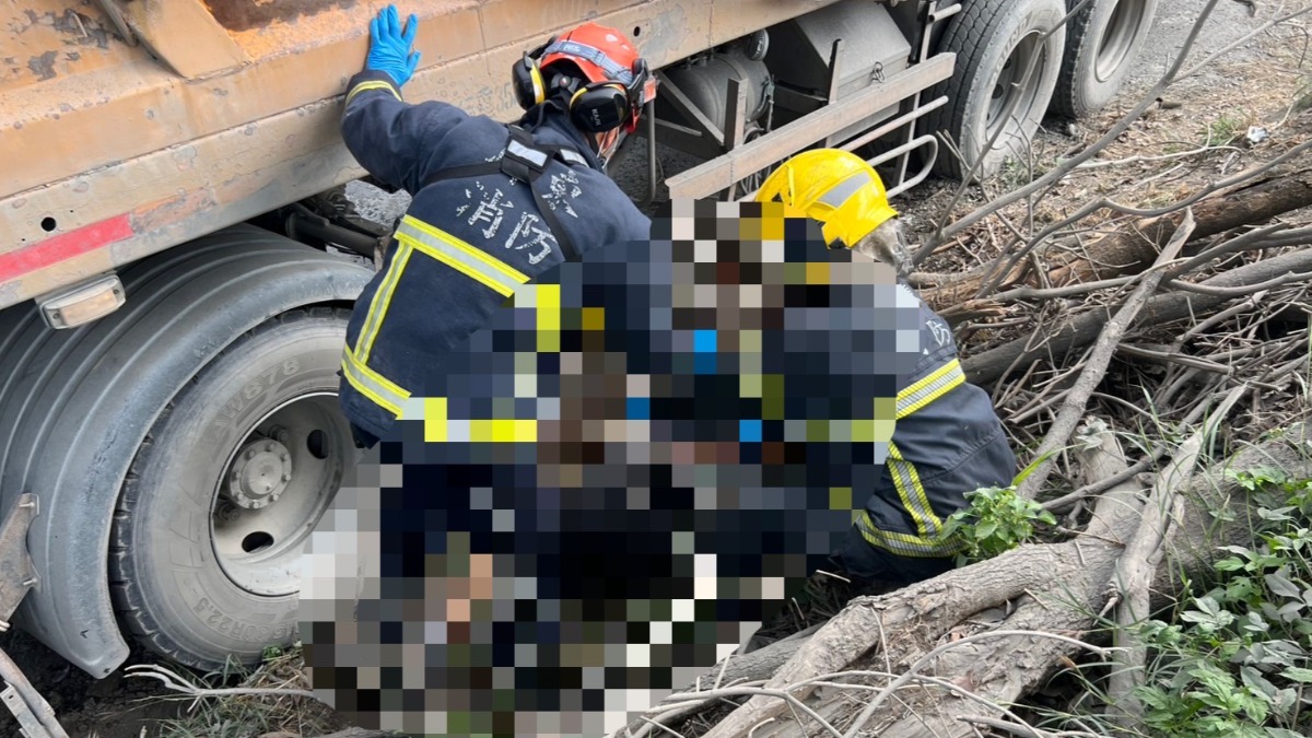 快訊／砂石車自撞！駕駛下車查看卻「忘拉手煞車」遭輾斃