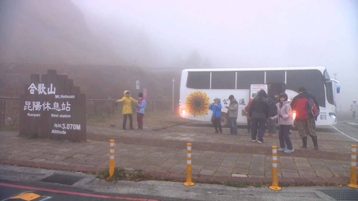 冷氣團發威 高山可望降雪 短袖男騎車衝武嶺