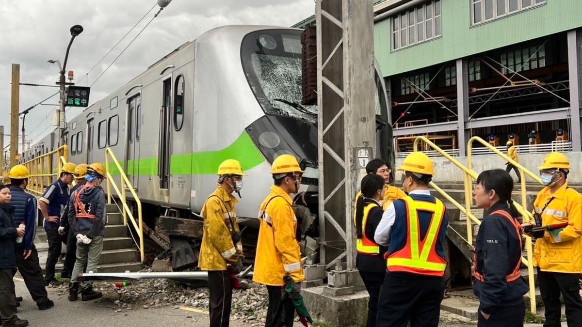 台鐵爆意外！電聯車撞止衝擋 車頭嚴重損毀