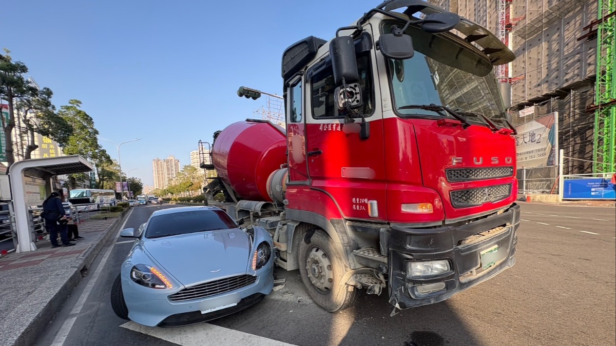 混凝土車駕駛慘了！變換車道釀碰撞 進口車「傷勢曝光」