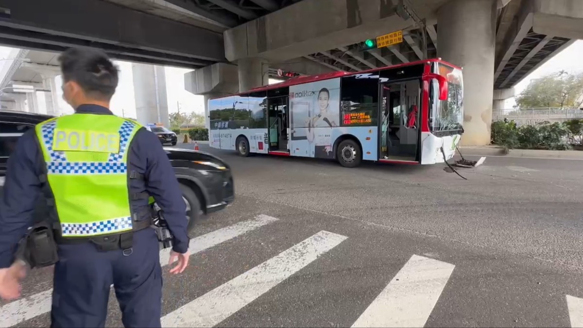 新／轎車突衝出！台中公車煞不住猛撞 5人受傷送醫