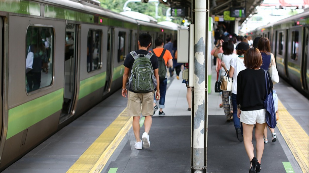 上海地鐵擦撞施工吊車 玻璃粉碎車廂受損