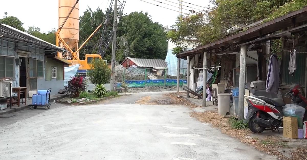 獨家／建商蓋屋強拆圍牆又毀路 8旬嬤怒罵太霸道