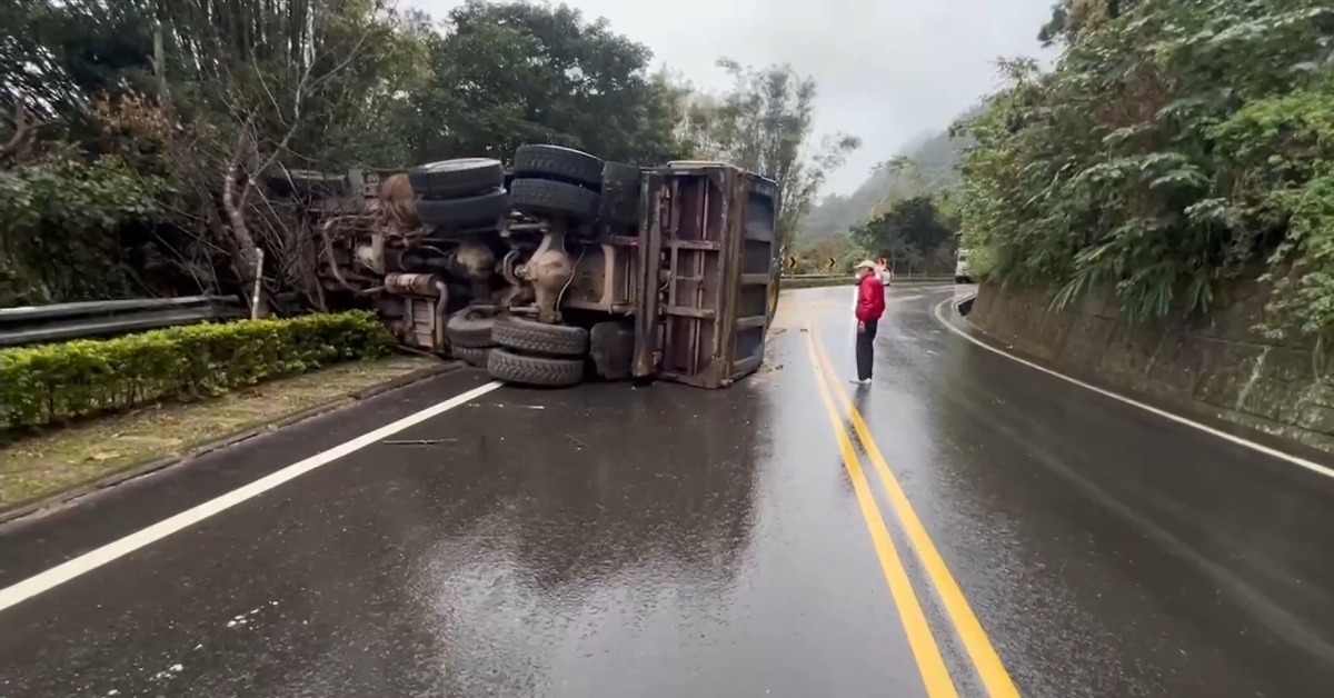 天雨路滑+長下坡 砂石車翻覆 玻璃原料洩滿地