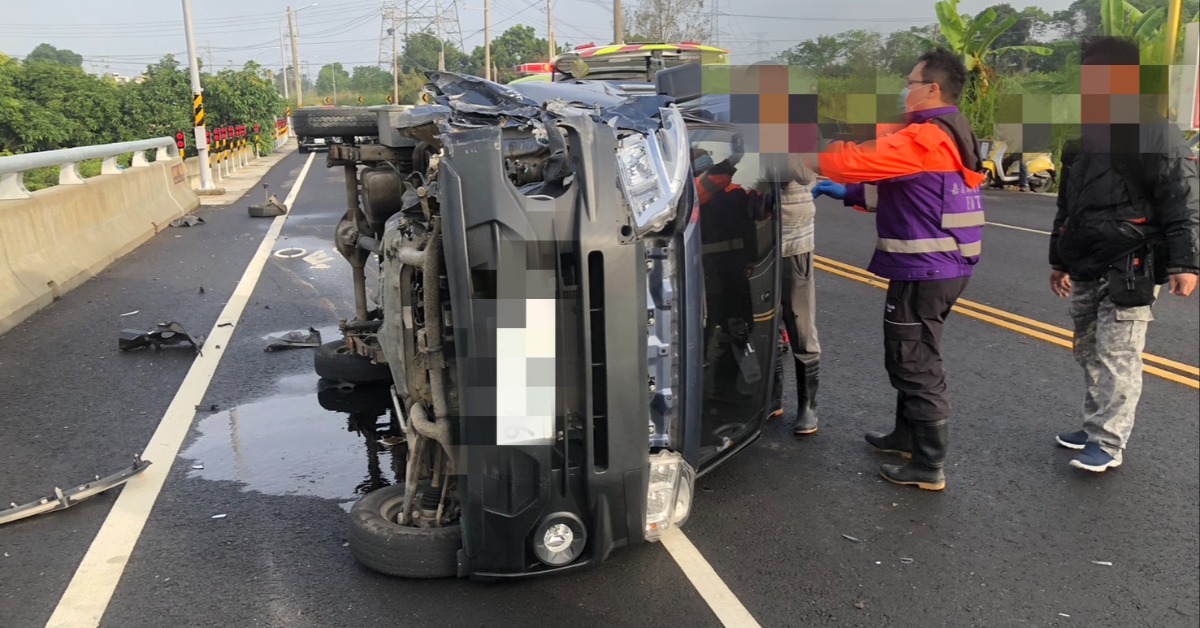 新／疑車軸斷裂！小貨車失控翻覆駕駛受困 現場畫面曝