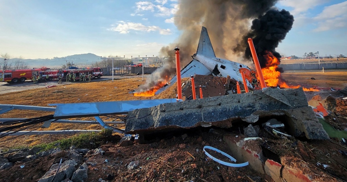 南韓百死空難！遍地沾血行李 機身全毀剩15公尺機尾