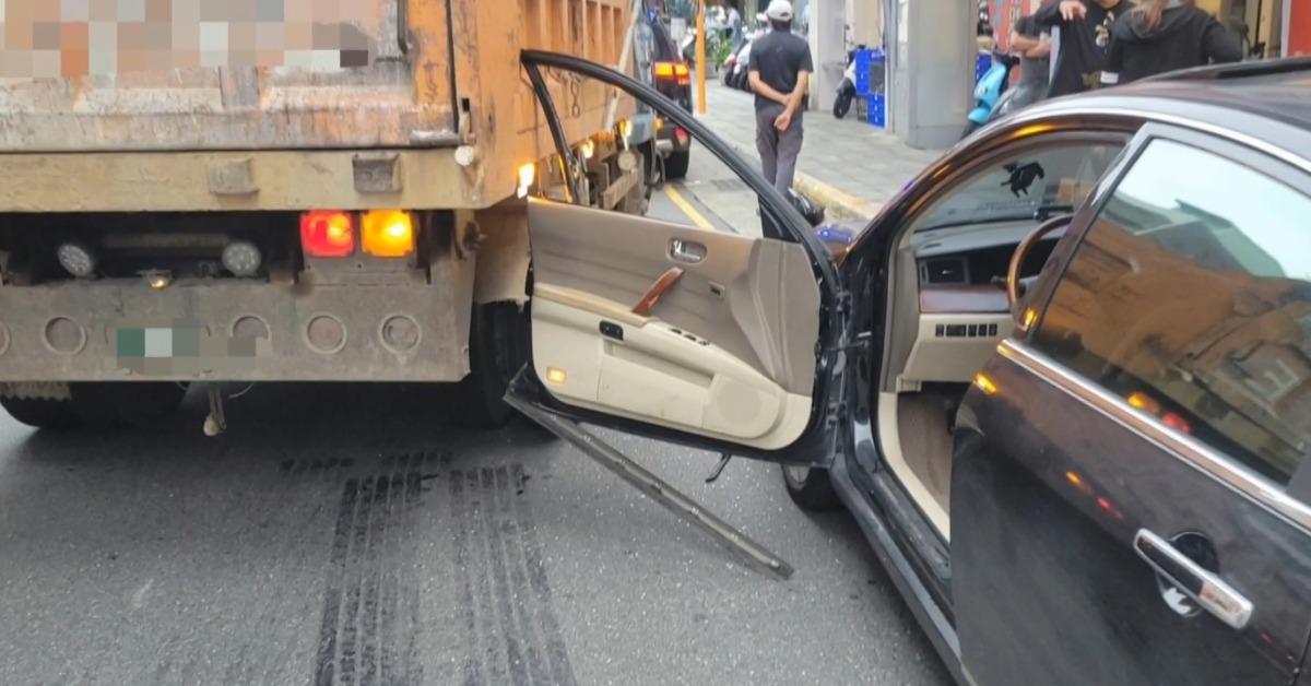 獨家／違停男開車門 遭大貨車「撞」進駕駛座、維修費恐要價8萬